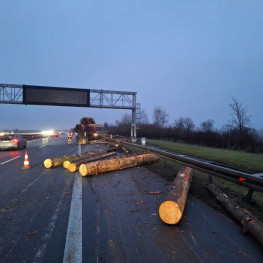 Niebezpieczne zdarzenie na autostradzie A4 z udziałem pojazdu ciężarowego